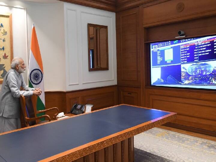 इसरो की कामयाबी पर लोकसभा और राज्यसभा ने बधाई दी. प्रधानमंत्री नरेंद्र मोदी ने प्रक्षेपण देखते हुए फोटो ट्वीट किया और कहा कि आज हर भारतीय को गर्व है. उन्होंने कहा कि चंद्रयान-2 पूरी तरह से स्वदेशी है.