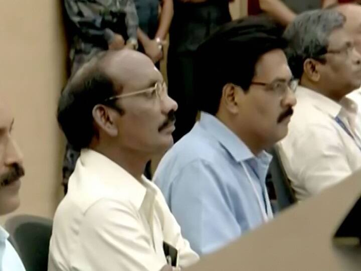 कल यानी रविवार की शाम छह बजकर 43 मिनट पर प्रक्षेपण के लिए 20 घंटे की उल्टी गिनती शुरू हुई थी. इसरो का सबसे जटिल और अब तक का सबसे प्रतिष्ठित मिशन माने जाने वाले ‘चंद्रयान-2’ के साथ रूस, अमेरिका और चीन के बाद भारत चांद की सतह पर सॉफ्ट लैंडिंग करने वाला चौथा देश बन जाएगा.