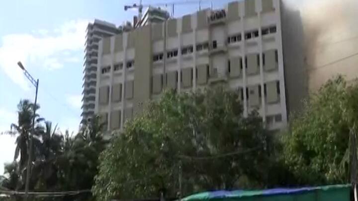 मुंबई के बांद्रा इलाके में स्थित MTNL की बिल्डिंग में आग लग गई है. आग बुझाने के लिए फायर ब्रिगेड की 14 टीमें मौजूद हैं. इमारत में करीब 100 लोग फंसे थे जिन्हें धीरे-धीरे करके बचाया जा रहा है.