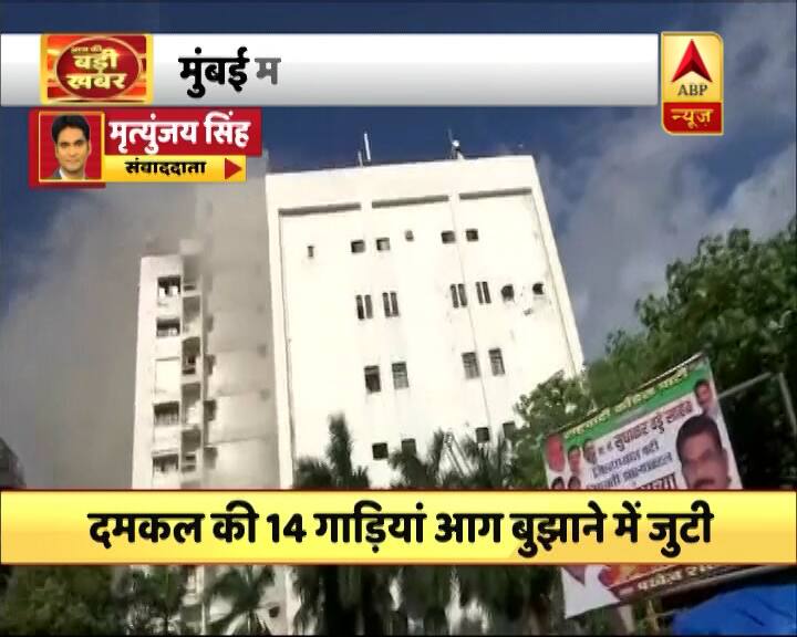 महानगर टेलीफोन निगम लिमिटेड (MTNL) की बिल्डिंग में 40 लोगों के फंसे होने की आशंका है. छतों पर फंसे लोगों को निकालने के लिए फायर ब्रिगेड विभाग उतारने में जुटा है.