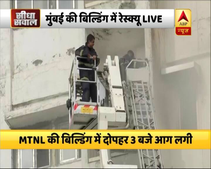 दमकलकर्मी लोगों को सुरक्षित निकालने के लिए अपने साधनों के जरिए काम कर रहे हैं.