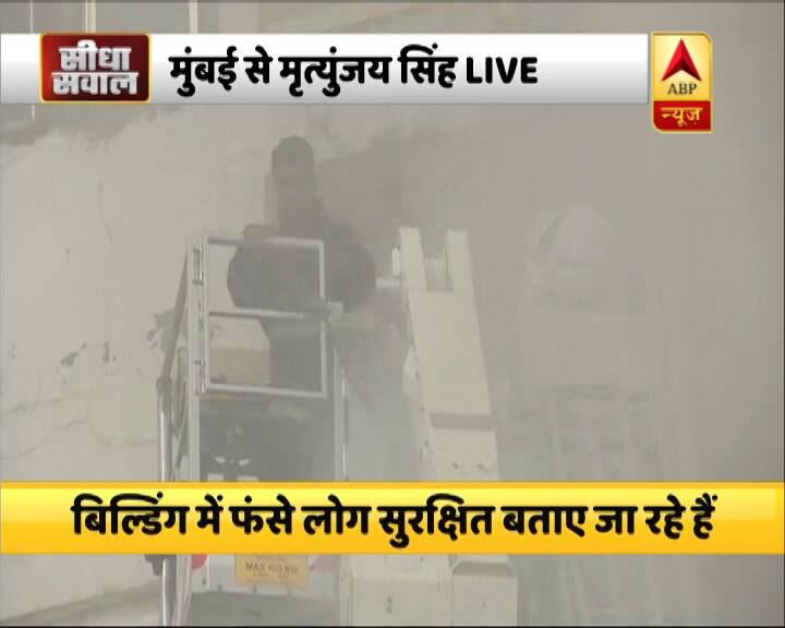 इमारत में धुंआ लगातार बढ़ता जा रहा है जिसके चलते फायर ब्रिगेड कर्मियों को दिक्कतें हो रही हैं.
