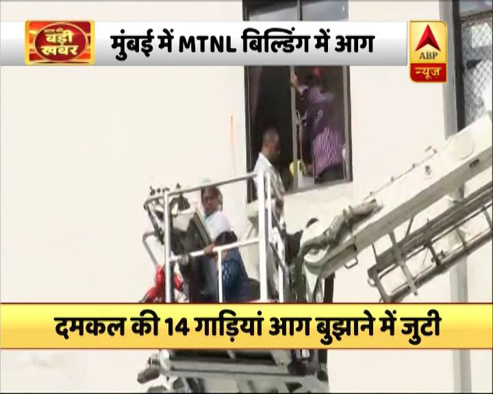 लोगों को निकालने की कोशिशें लगातार की जा रही हैं. 9 मंजिला इमारत के अलग-अलग फ्लोर पर लोग मौजूद बताए जा रहे हैं. 