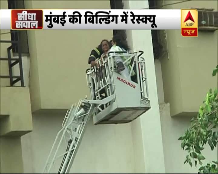 फायरब्रिगेड के कर्मी लोगों को जलती इमारत से निकालने का काम लगातार कर रहे हैं. 