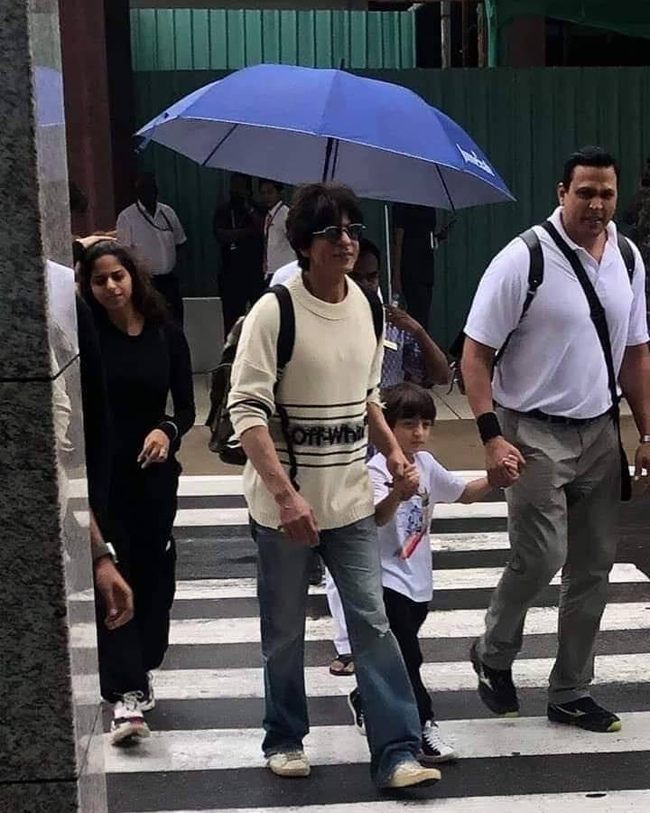 शाहरुख के साथ उनकी बेटी सुहाना और बेटे आर्यन भी वायरल हो रही तस्वीरों में नज़र आए थे. (तस्वीर: इंस्टाग्राम)