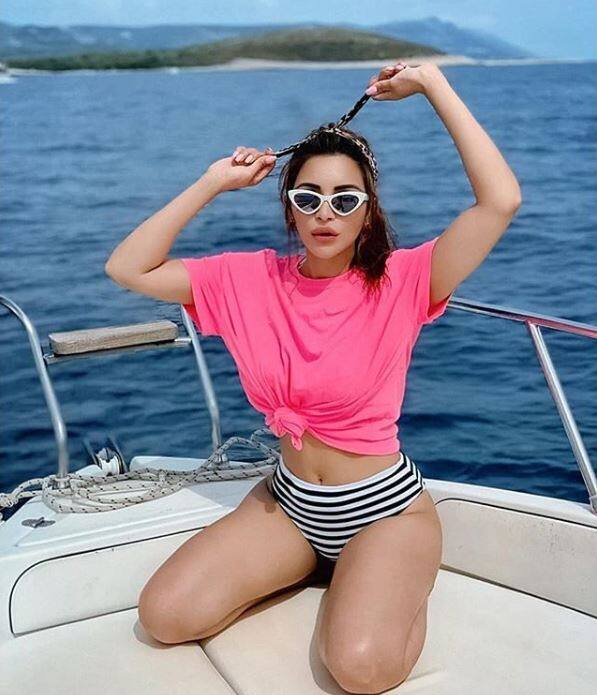  इस टीवी अभिनेत्री ने अपनी हालिया तस्वीरों के जरिये अपने चाहने वालों में चंद तस्वीरों को शेयर किया है. इस तस्वीरों में शमा रेड कलर की बिकिनी में कहर ढहा रही हैं. (फोटो: इंस्टाग्राम/शमा सिकंदर)