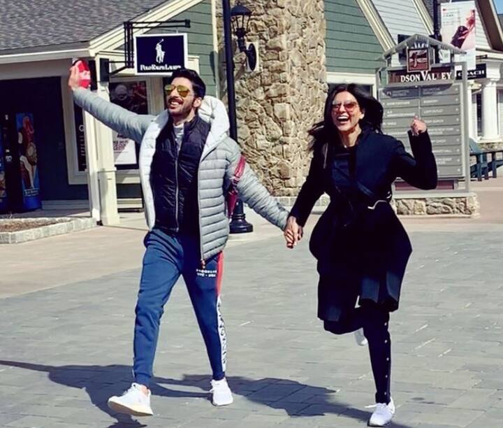  बीते दिनों सुष्मिता सेन ने बॉटल कैप चैलेंज को अपने बॉयफ्रेंड रोहमन शॉल और दो बेटियों रेने व अलीशा के साथ पूरा किया था. 