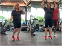 VIDEO: ऋतिक रोशन की मम्मी पर चढ़ा \'सुपर 30\' का खुमार, 64 की उम्र में किया ऐसा डांस कि वीडियो हो रहा है वायरल