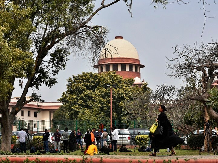 Unnao Case, Supreme Court orders transfer of all 5 cases to Delhi उन्नाव केस: पीड़िता की हालत अब भी नाजुक, इलाज के लिए दिल्ली शिफ्ट करने पर आज सुप्रीम कोर्ट में सुनवाई