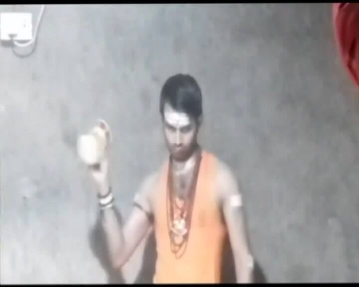 ये सावन महीने की तेज प्रताप यादव की पुरानी तस्वीर है. इस तस्वीर में वो हाथों में डमरू लिए दिख रहे हैं. इस बार का गेटअप भी पहले की तस्वीर से मिलता-जुलता है.