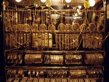 रिकॉर्ड उछाल के बाद सर्राफा बाजार में फिसला सोना, चांदी की चमक भी पड़ी फीकी