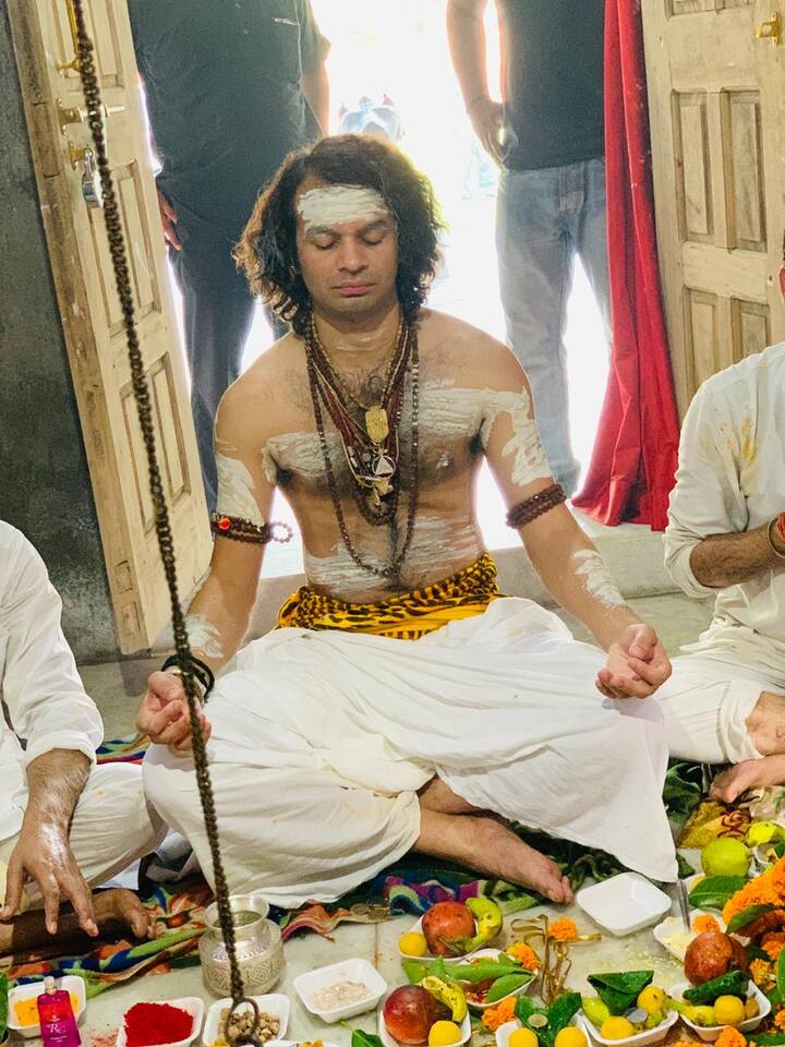 पटना के वाआईपी इलाके के स्टेट गेस्ट हाउस के पीछे स्थित मंदिर में तेजप्रताप ने पूजा अर्चना की. पिछले साल भी उनकी कुछ ऐसी ही तस्वीर सामने आई थी. उसमें वे सिर पर भभूत लगाए शिव की पूजा करते देखे गए थे.