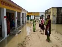 गोरखपुर: जलमग्न प्राथमिक विद्यालय और जोखिम में जान, फिर भी पढ़ रहे शिक्षा का पाठ