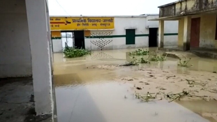 गोरखपुर: जलमग्न प्राथमिक विद्यालय और जोखिम में जान, फिर भी पढ़ रहे शिक्षा का पाठ