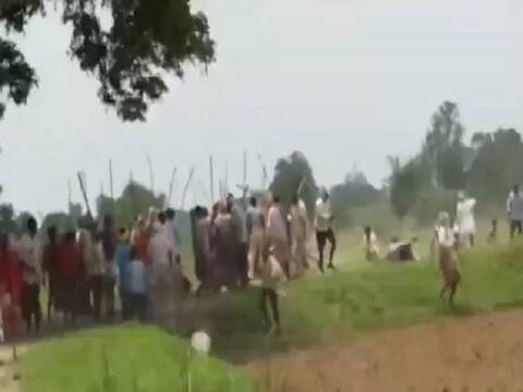 यूपी: सोनभद्र कांड पर सियासत गरम, सपा ने निकाला विरोध मार्च यूपी: सोनभद्र कांड पर सियासत गरम, सपा ने निकाला विरोध मार्च