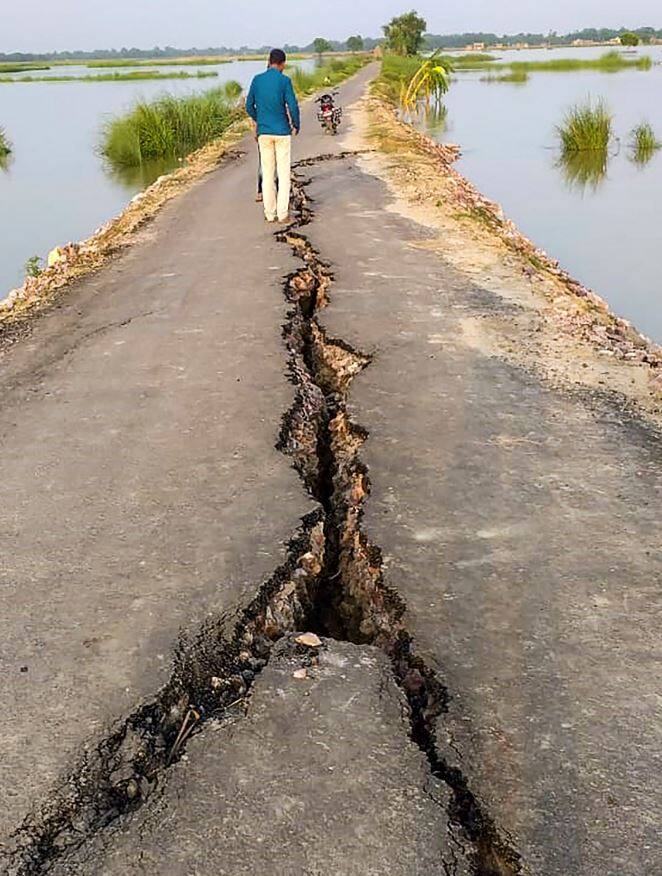 बाढ़ प्रभावित इलाके में राहत और बचाव कार्य के लिए एनडीआरएफ और एसडीआरएफ की कुल 26 टीमें तैनात की गई हैं और 125 मोटरबोट का इस्तेमाल किया जा रहा है.