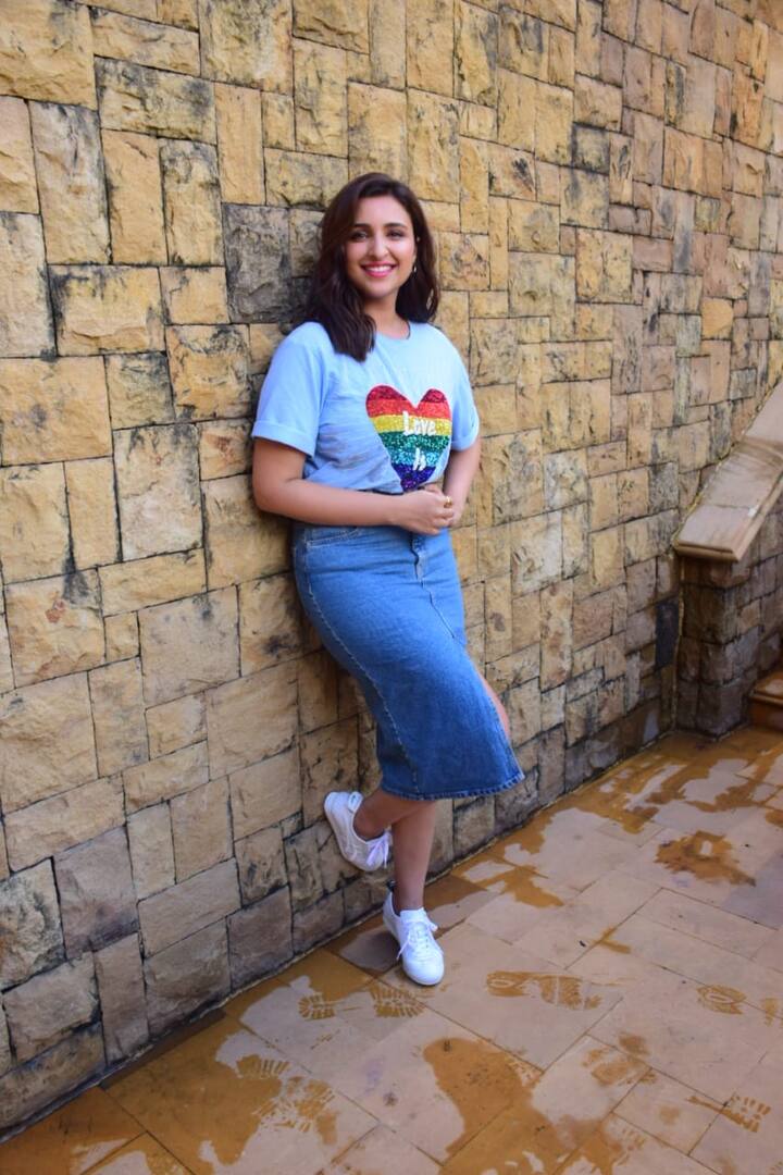 परी ने जो टॉप पहना था उस Love is Love लिखा हुआ था. इसके साथ वो उन्होंने डेनिम स्लीट स्कर्ट पहना जिसमें वो काफी खूबसूरत नज़रआ रही थीं.