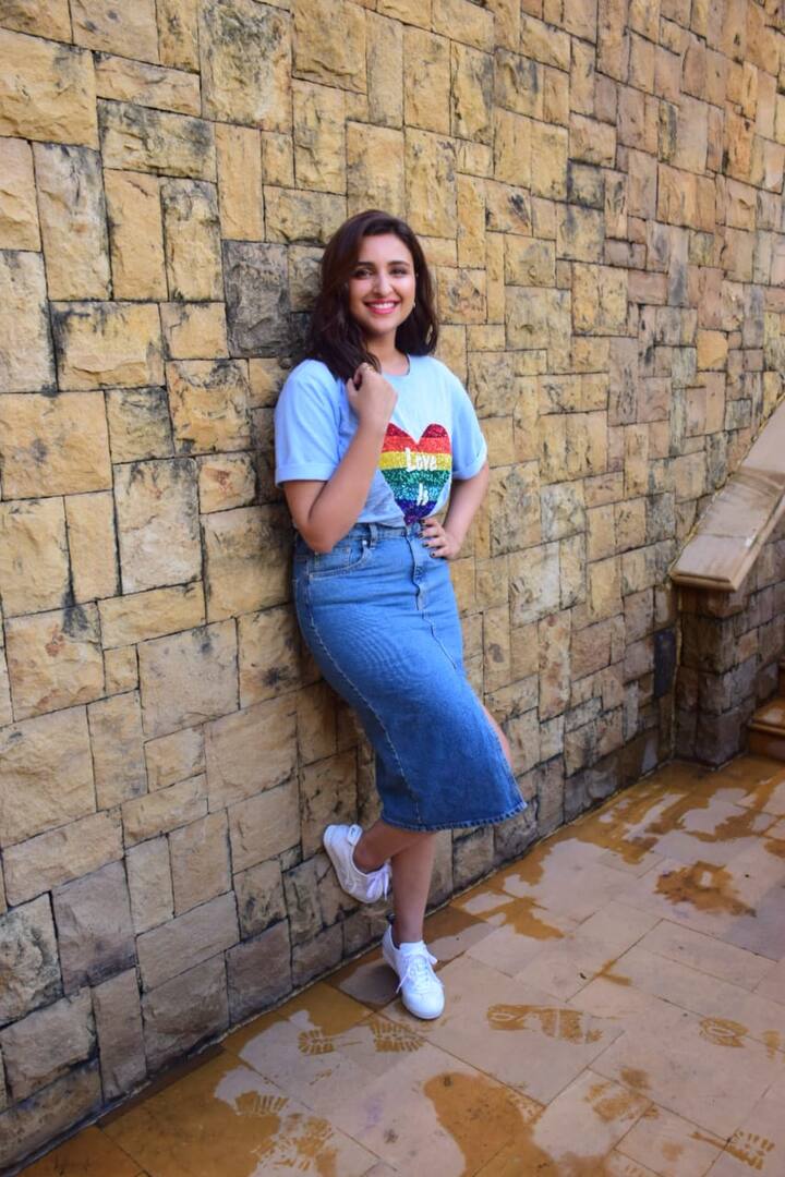 हमेशा अपनी चुलबुली अदाओं से लोगों का दिल जीतने वाली परी इस मौके पर भी इंप्रेस करती नज़र आईं.