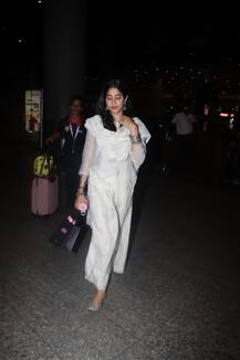 Roohi Afza: आगरा शेड्यूल की शूटिंग खत्म कर मुंबई पहुंची जाह्ववी, सूट-सलवार में एयरपोर्ट पर आईं नज़र