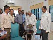 बिहार: आसमान से गिरे रहस्यमयी पत्थर का नीतीश कुमार ने किया अवलोकन