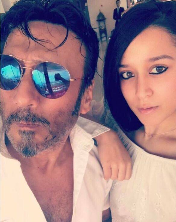 बॉलीवुड एक्टर टाइगर श्रॉफ की बहन कृष्णा श्रॉफ भले ही अपने भाई और पिता के एक्टिंग में खास दिलचस्पी नहीं रखती हैं, लेकिन अगर बात टैटू की हो तो वह भी किसी स्टार से कम नहीं.