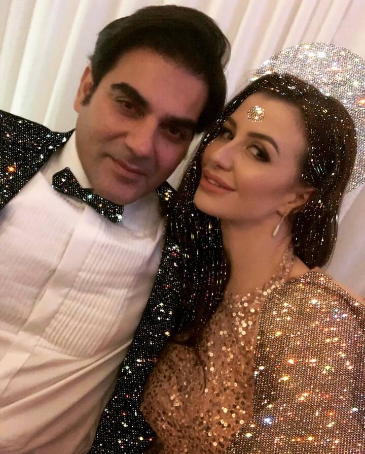 वहीं मलाइका ही नहीं बल्कि अरबाज़ खान का नाम भी मॉडल जॉर्जिया एंड्रियानी के साथ खूब जुड़ रहा है. दोनों एक दूसरे के साथ काफी समय से हैं और कभी बार साथ स्पॉट होते रहते हैं. 