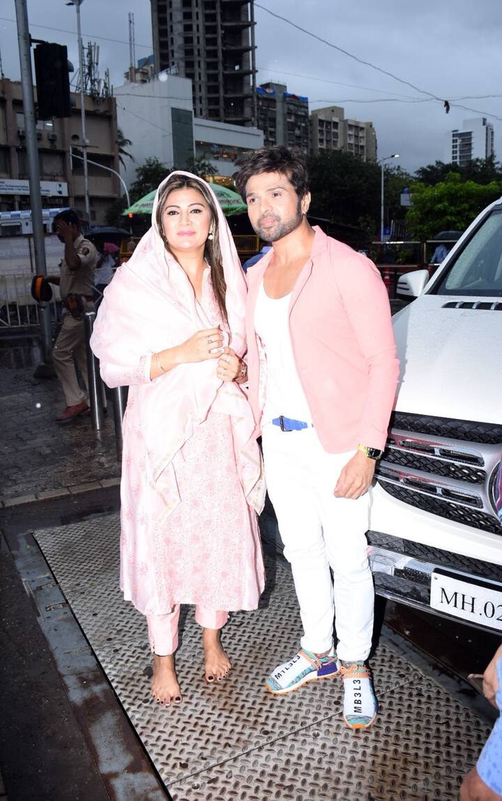 आपको बता दें कि कल हिमेश रेशमिया का बर्थडे था और इसी मौके पर वो पत्नी सोनिया के साथ मंदिर पहुंचे और पूजा अर्चना की.