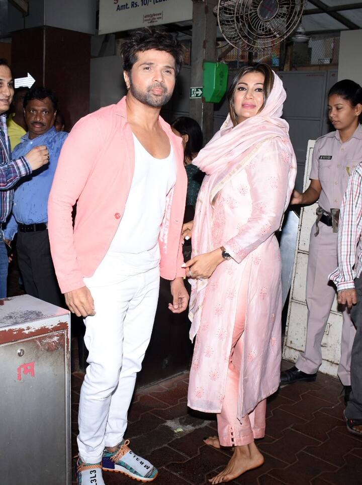 इस मौके पर दोनों मैंचिंग आउटफिट में नज़र आए. सोनिया जहां पिंक सूट में थीं तो वहीं उसी से मैचिंग कपड़ों में हिमेश भी थे.