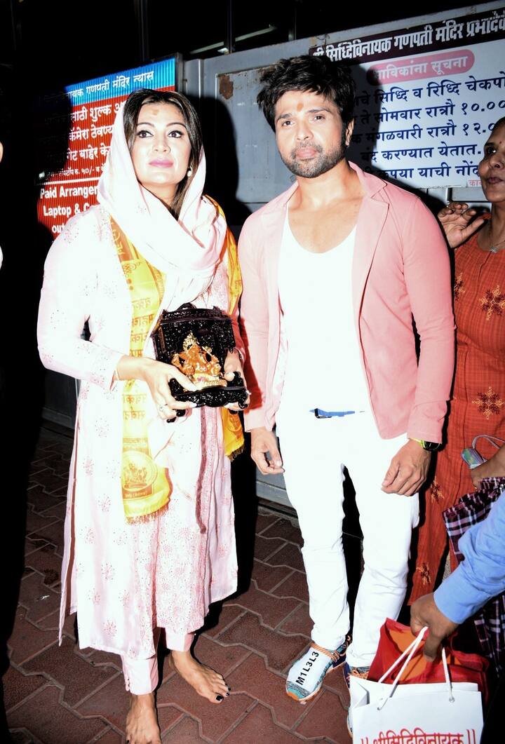 बॉलीवुड के जाने माने सिंगर हिमेश रेशमिया पत्नी सोनिया कपूर के साथ बहुत कम ही पब्लिकली नज़र आते हैं. बुधवार को ये जोड़ी सिद्धि विनायक मंदिर पहुंची और आशीर्वाद लिया. देखिए तस्वीरें
