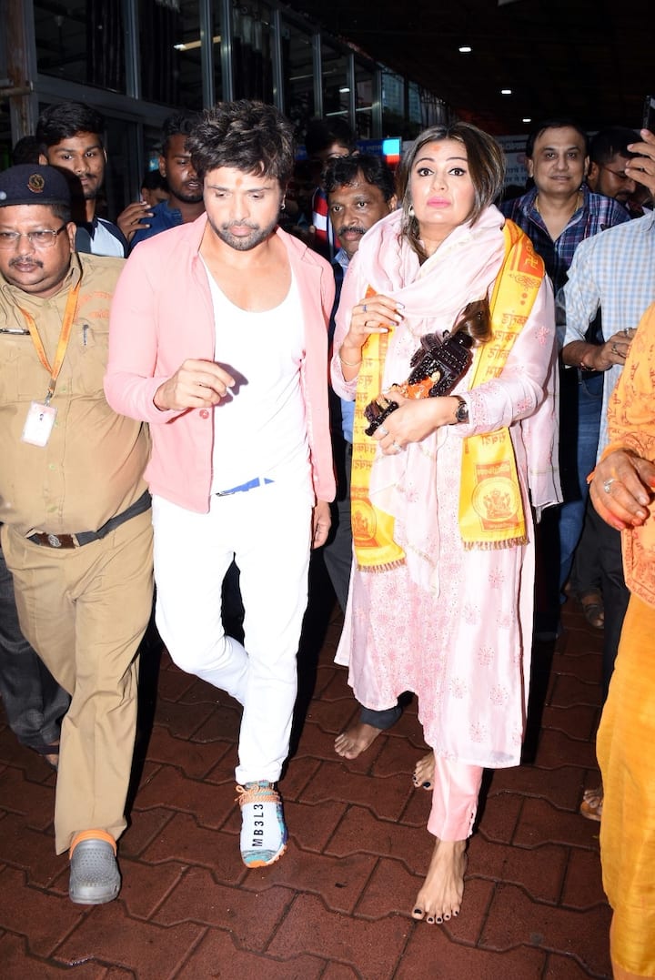 आपको बता दें कि हिमेश रेशमिया ने 12 मई 2018 को सोनिया कपूर से शादी रचाई थी. हिमेश की ये दूसरी शादी है. ऐसा कहा जाता है कि सोनिया कपूर के लिए ही हिमेश ने अपनी 22 साल पुरानी शादी तोड़ दी थी.