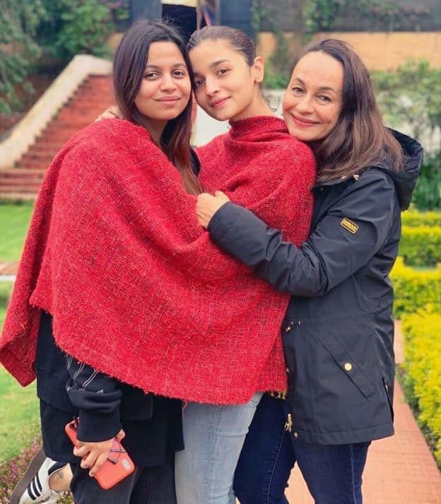 आप इस तस्वीर में देख सकते हैं कि आलिया भट्ट अपनी मम्मी सोनी राजदान और बहन शाहीन के साथ कुछ खास वक्त बिताती नजर आ रही हैं. 
