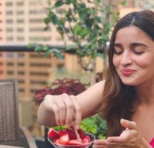 सावन में झूले का मजा उठाती नजर आईं आलिया भट्ट, सामने आईं खूबसूरत तस्वीरें