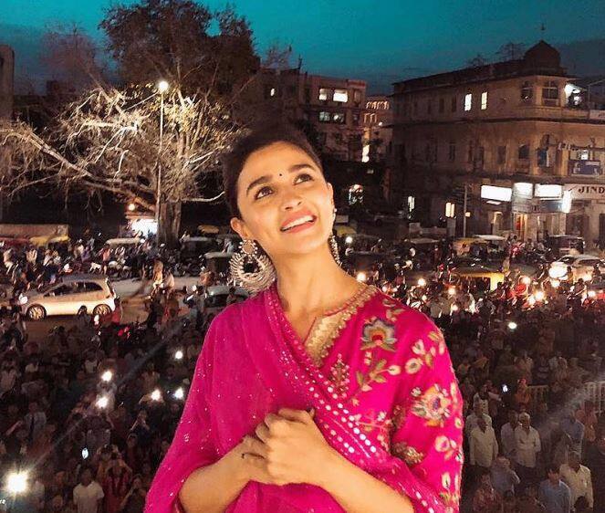 आलिया ने इंस्टाग्राम पर फैंस के साथ कुछ खास तस्वीरें साझा की हैं जिनमें वो परिवार के साथ मस्ती करती नजर आ रही हैं. 