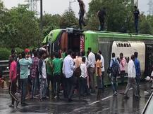 दिल्ली से बिहार जा रही बस ग्रेटर नोएडा एक्सप्रेस वे पर पलटी, 12 यात्री घायल