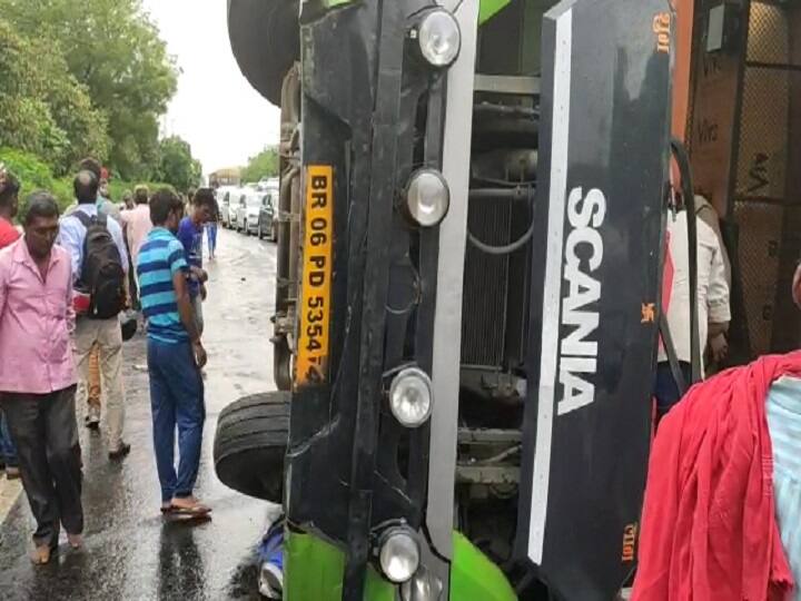 दिल्ली से बिहार जा रही बस ग्रेटर नोएडा एक्सप्रेस वे पर पलटी, 12 यात्री घायल