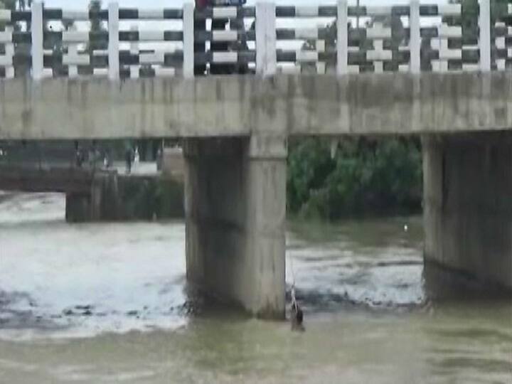 दरभंगा: TikTok वीडियो बनाने के दौरान बाढ़ में बहने लगा युवक, बचाने गए दोस्त की डूबने से मौत Bihar Darbhanga boy drowned while recording TikTok video दरभंगा: TikTok वीडियो बनाने के दौरान बाढ़ में बहने लगा युवक, बचाने गए दोस्त की डूबने से मौत