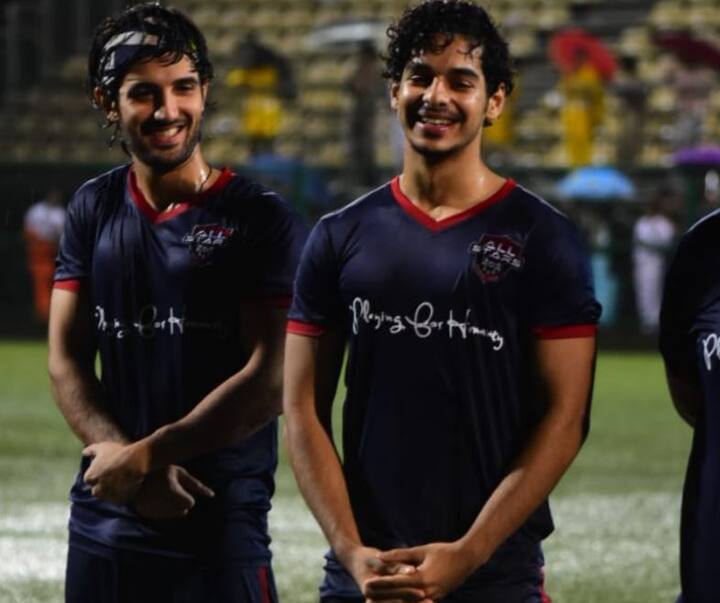 इस मैच को खेलने के लिए नए नवेले स्टार ईशान खट्टर भी पहुंचे और मैच के अंत तक मैदान में डटे रहे. 