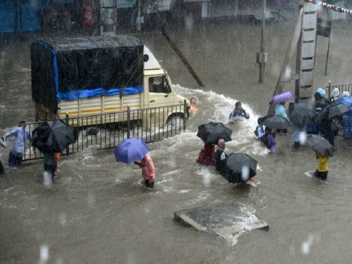 Mumbai rains: Flights diverted, train services hit मुंबई: कल्याण से लेकर डोंबिविली तक बारिश, शहर की सड़कों पर भरा पानी, विमानों की आवाजाही पर भी असर