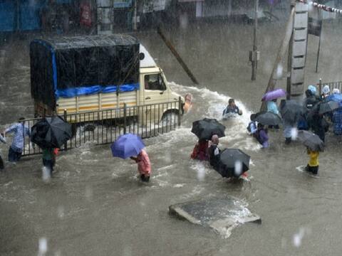 मुंबई: कल्याण से लेकर डोंबिविली तक बारिश, शहर की सड़कों पर भरा पानी, विमानों की आवाजाही पर भी असर
