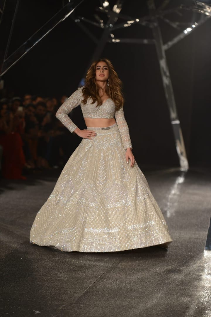 रैंप पर सारा अली खान का ऐसा कॉन्फिडेंट अंदाज देखकर हर कोई हैरान रह गया. वैसे तो ये अभिनेत्री हर मामले में कॉन्फिडेंट नज़र आती हैं और रैंप पर उनका अपना वही तेवर देखने को मिला.