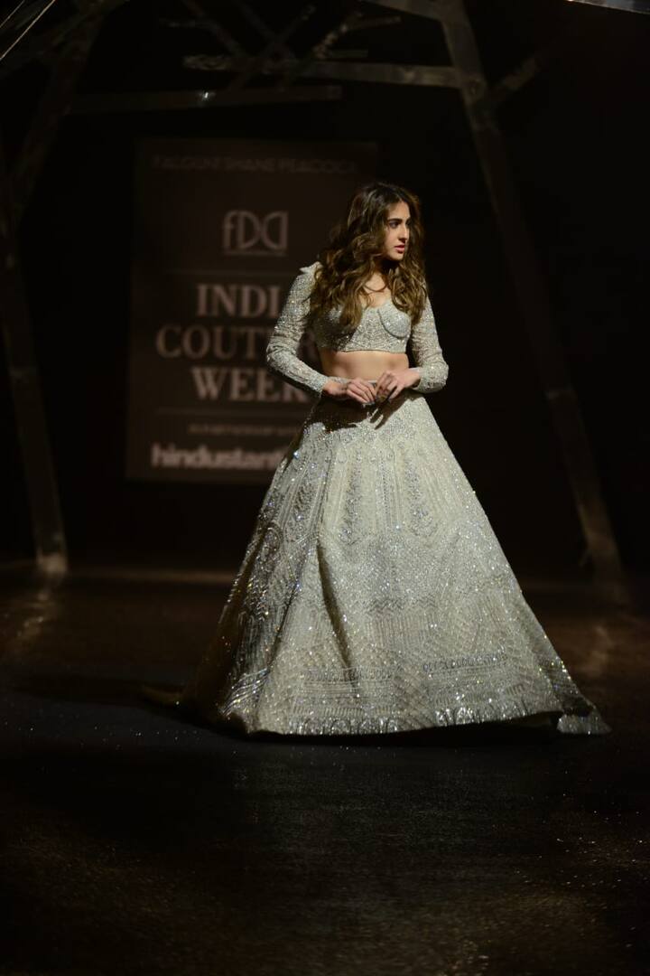 सारा अली खान का ये फैशन शो दिल्ली में था. जहां ये अभिनेत्री फालगुनी शेन पिकॉक के सिल्वर लहंगे में रैंप पर उतरीं.
