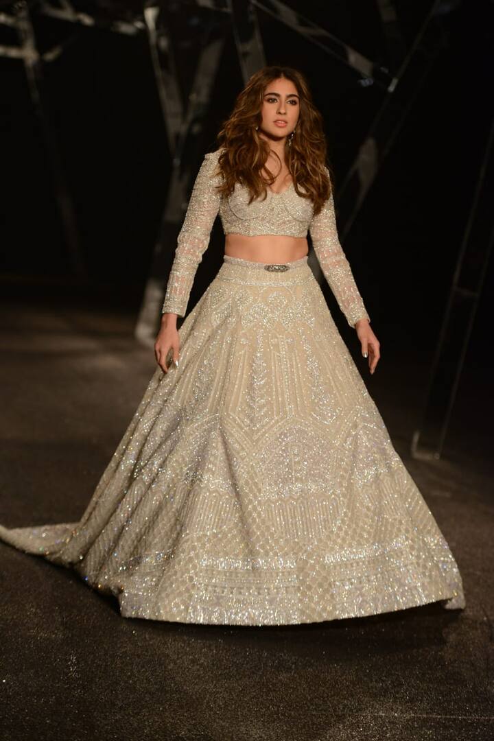 शूटिंग के बीच ऐसी रिपोर्ट्स भी ये कि ये दोनों सितारे एक दूसरे को डेट कर रहे हैं.