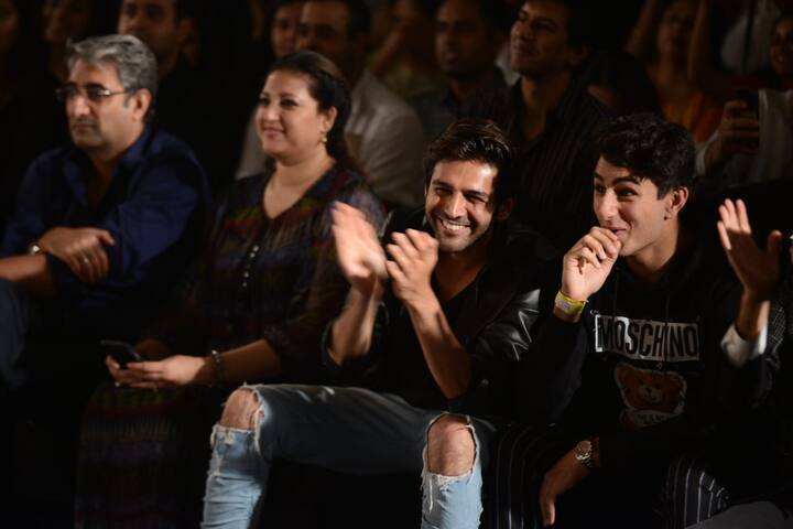 सारा को रैंप पर देख दोनों का कुछ ऐसा क्यूट रिएक्शन देखने को मिला. ये तस्वीर इंटरनेट पर कल से ही वायरल है.