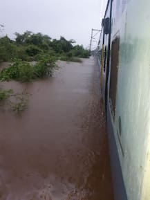 महाराष्ट्र: भारी बारिश की वजह से ट्रैक पर रोकी गई महालक्ष्‍मी एक्‍सप्रेस, 700 लोग फंसे