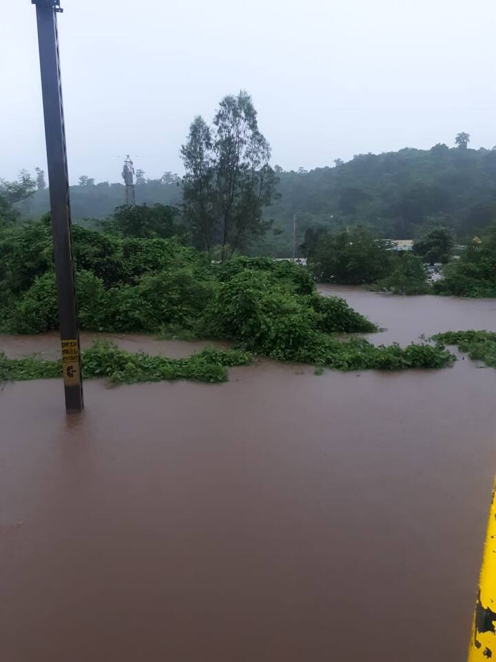 मुंबई में बारिश के कारण नौ उड़ानों को रद्द किया गया है. इसके अलावा 11 फ्लाइट्स के रूट को बदला गया है.