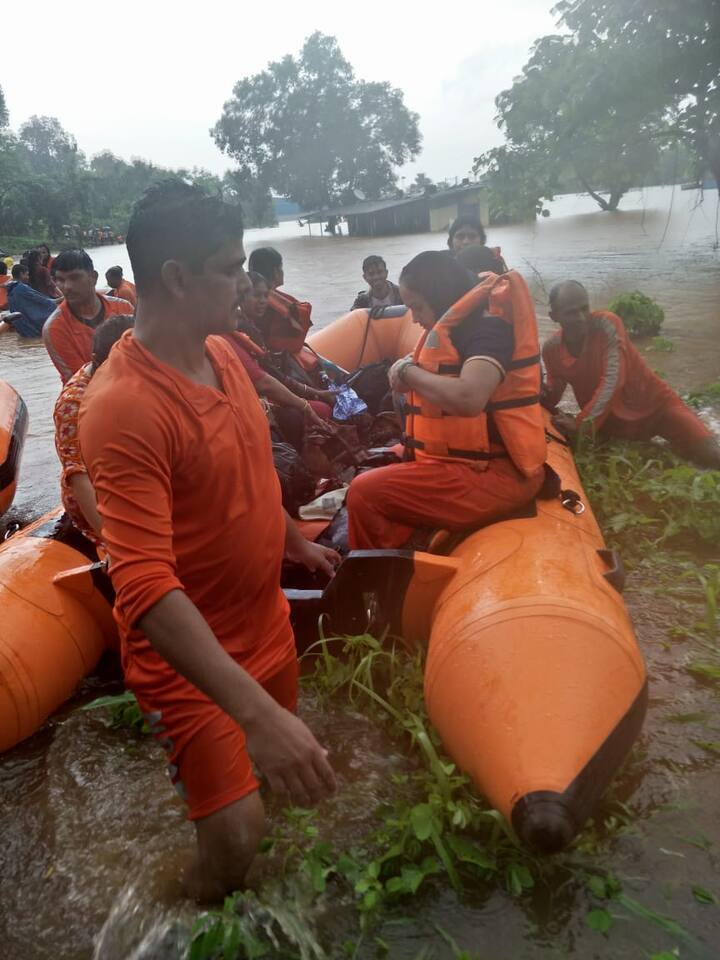 अब तक लगभग 117 यात्री जिनमें महिला, बच्चे और बुजुर्ग शामिल हैं इन्हें रेस्क्यू टीम के द्वारा निकाला गया है.