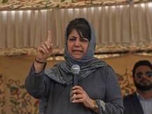 महबूबा मुफ्ती बोलीं- घाटी में डर फैलाने के लिए सैनिकों की अतिरिक्त तैनाती हो रही है