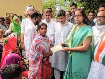 सोनभद्र हत्याकांड: प्रियंका गांधी ने पूरा किया वादा, पीड़ित परिवारों को दिए 10-10 लाख रुपये के चेक