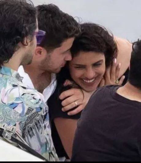 अपनी इन्हीं तस्वीरों के चलते उन्हें सोशल मीडिया पर ट्रोलिंग का सामना भी करना पड़ा था.