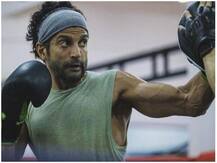 VIDEO: फरहान अख्तर कर रहे हैं \'तूफान\' की तैयारी, वर्कआउट करते सामने आया ये वीडियो